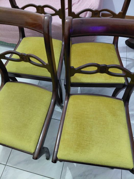 Conjunto de 4 cadeiras em excelente estado.