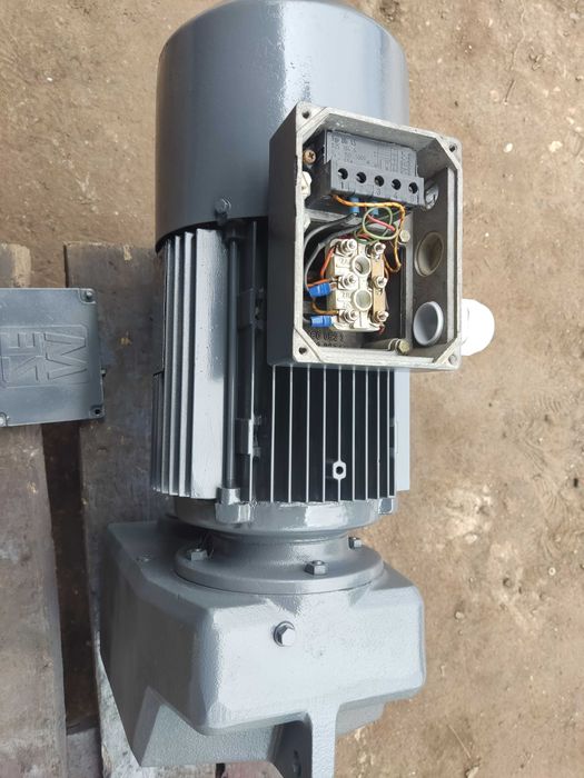 Мотор-редуктор с тормозом на 157 об/мин, 3 кВт, новый Германия