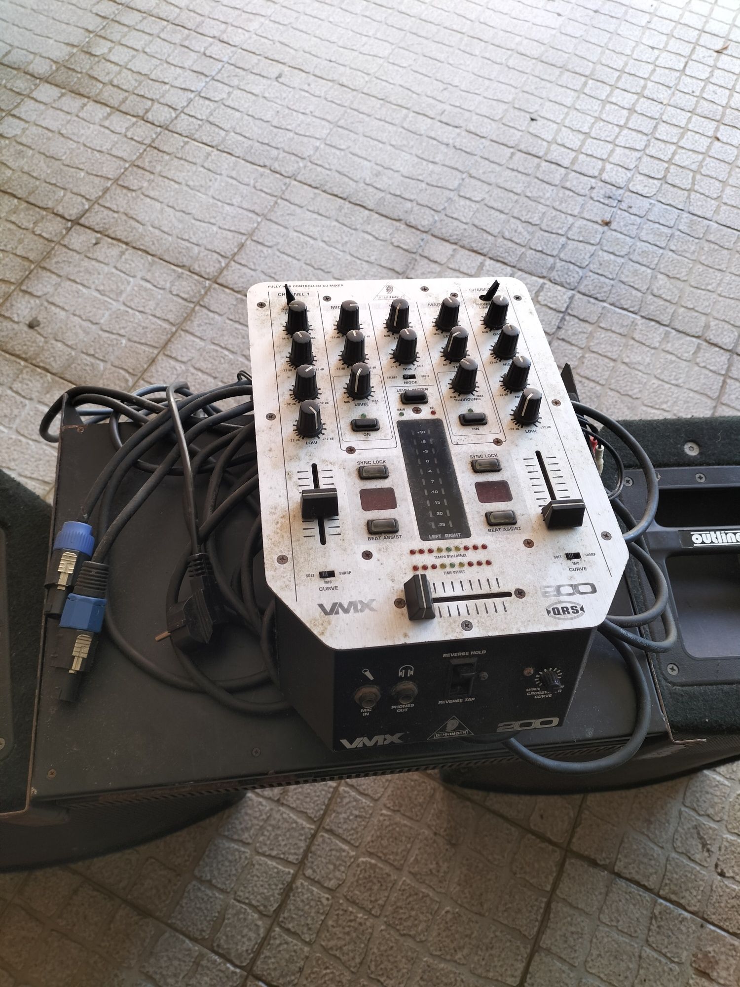 Sistema de som com amplificador e mesa