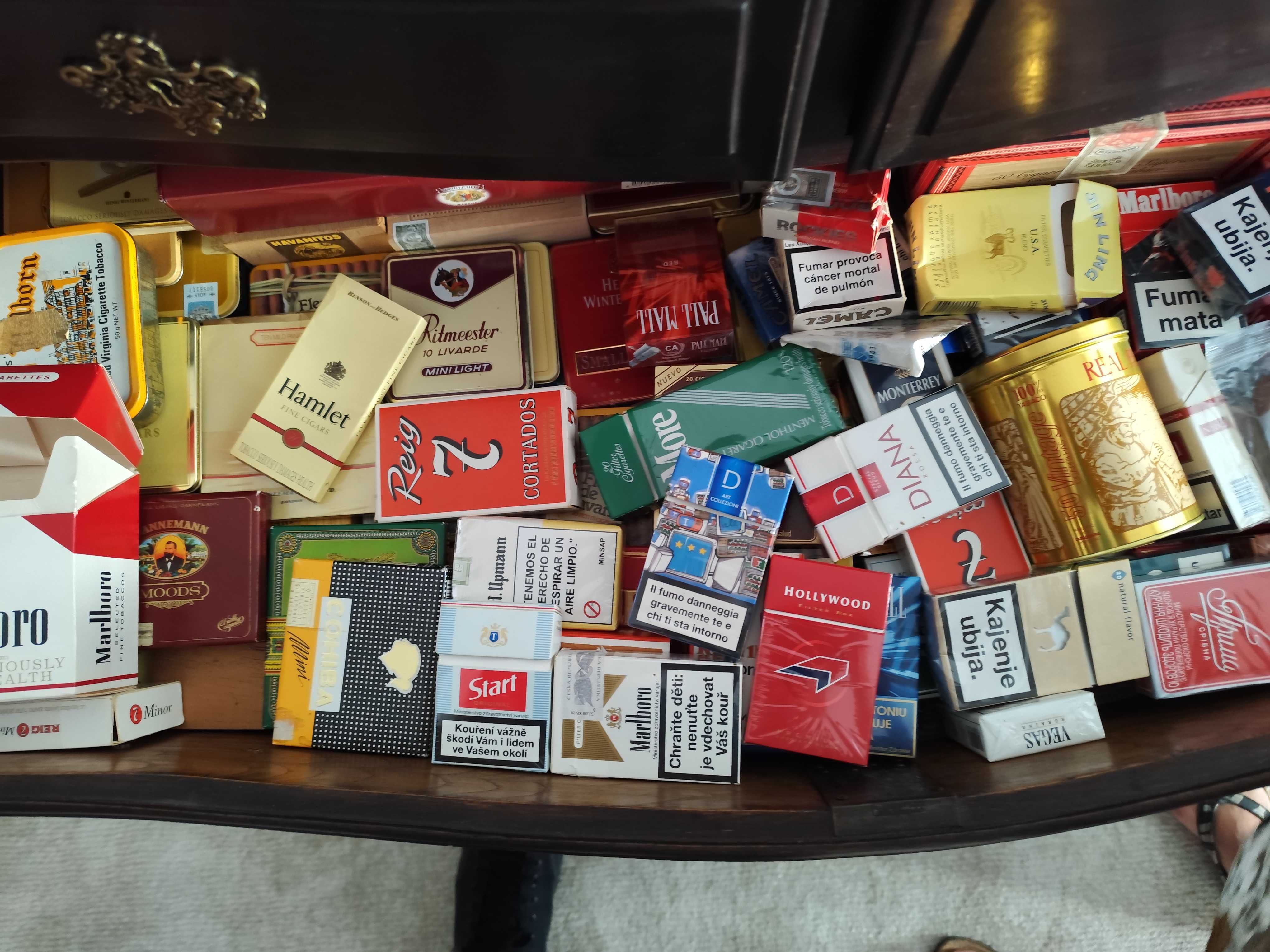 Coleção de maços de tabaco de diversos paises e edições especiais