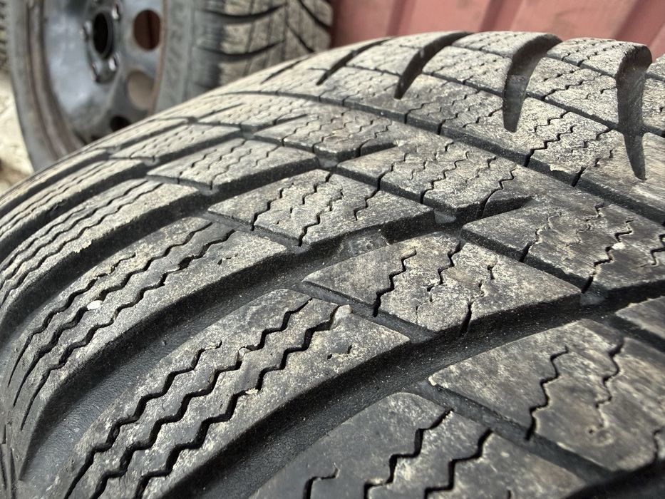 Stalowe felgi z oponami zimowymi plus kołpaki skoda