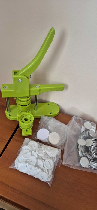 Станок для виготовлення значків