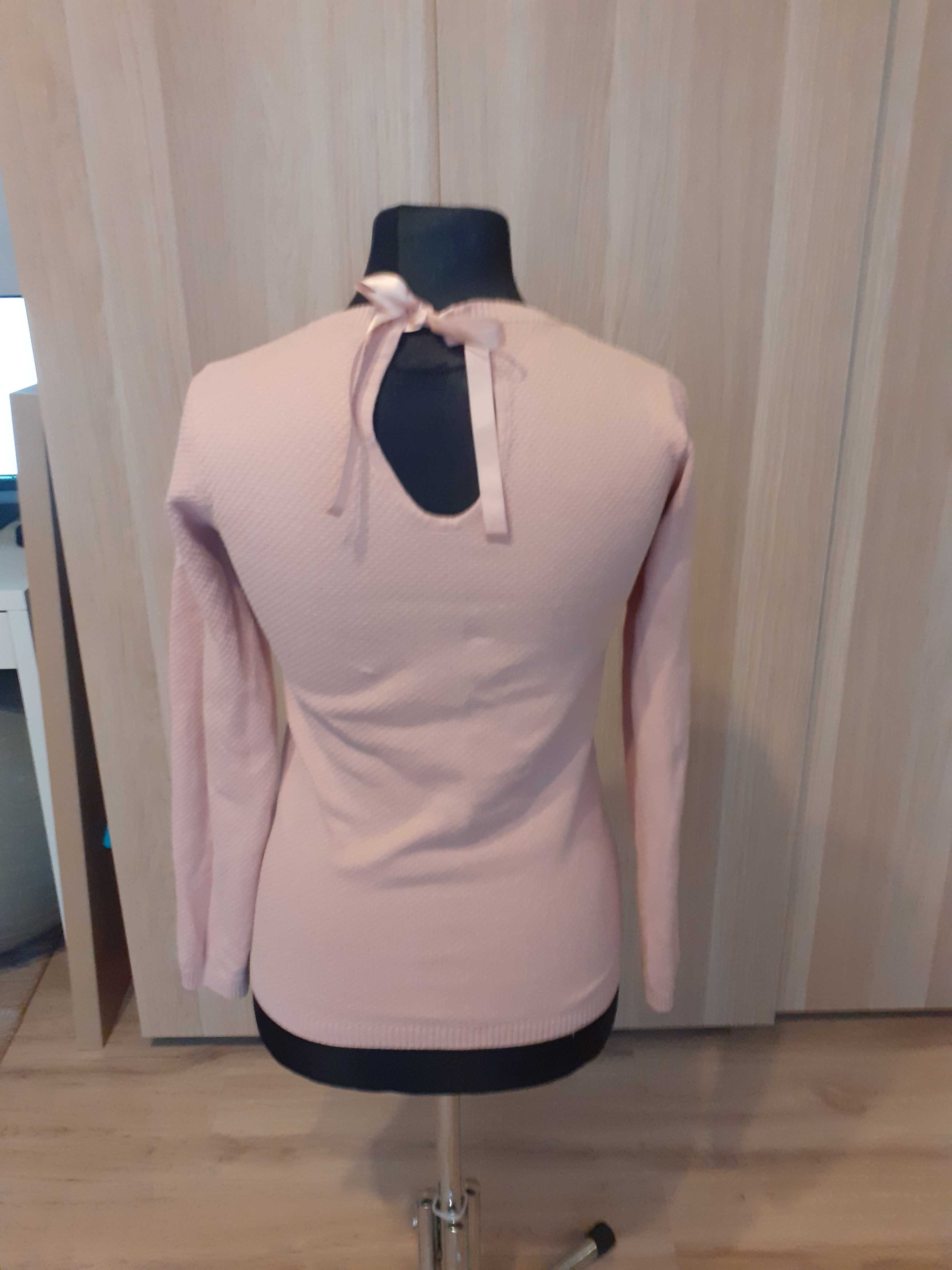 Różowy sweterek z wiązaniem na plecach