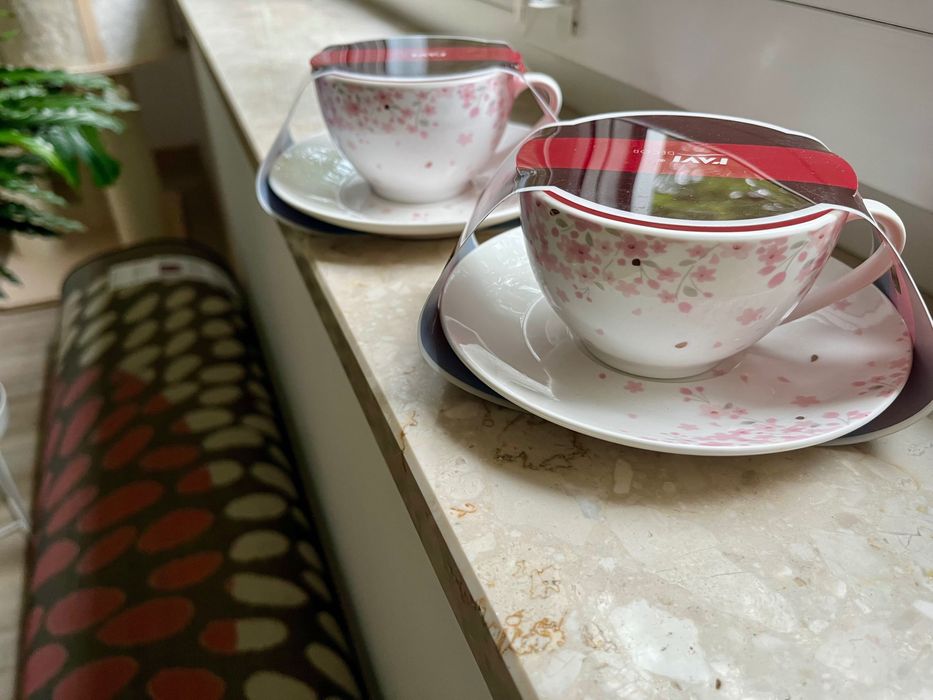 Dwie porcelanowe filiżanki ze spodkiem
