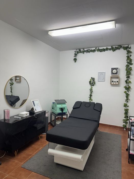 Sala equipada para prestação de serviços de depilação a laser