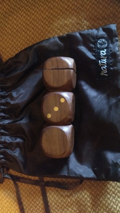 Jogo de dados em madeira