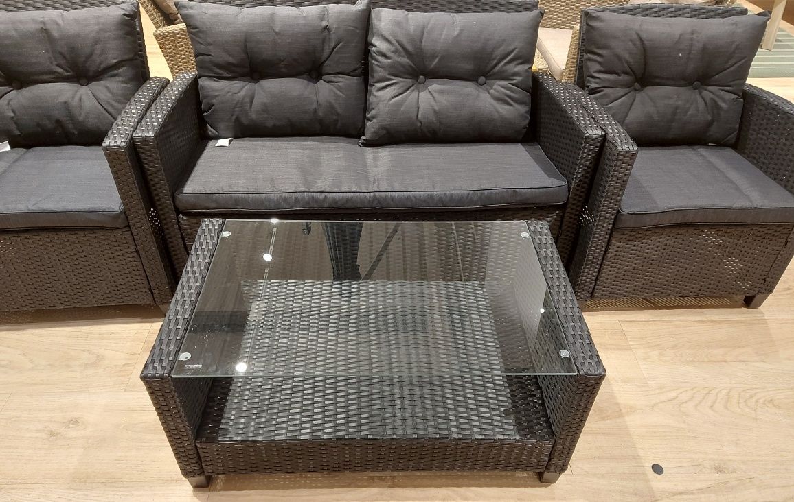 Meble ogrodowe sofa plus dwa fotele i stolik z drewnianym blatem.