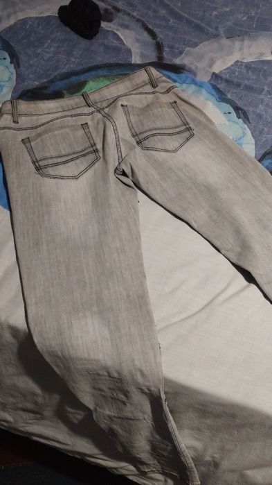 Calça Cinza com Detalhes