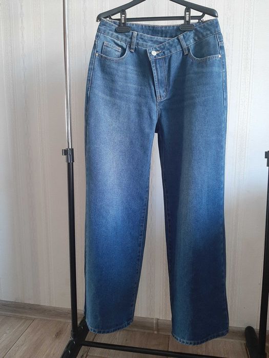 Прямі джинси з асиметричною талією