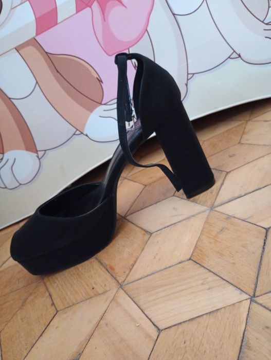 Nowe Buty na obcasie 41
