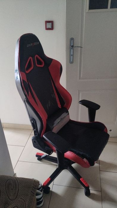 Fotel gamingowy DXRacer Racing Shield – czarno-czerwony,