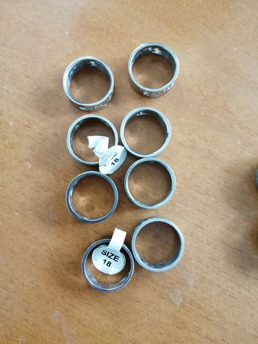 Anéis e pulseira em aco