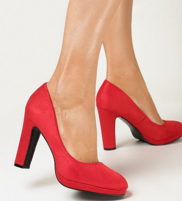 Czerwone czółenka na słupku i małej platformie rozm 36