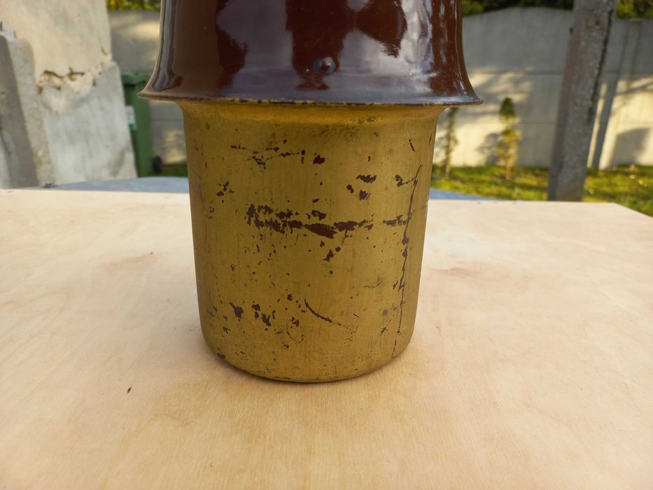 Stary, emaliowany czajnik wpuszczany w fajerkę