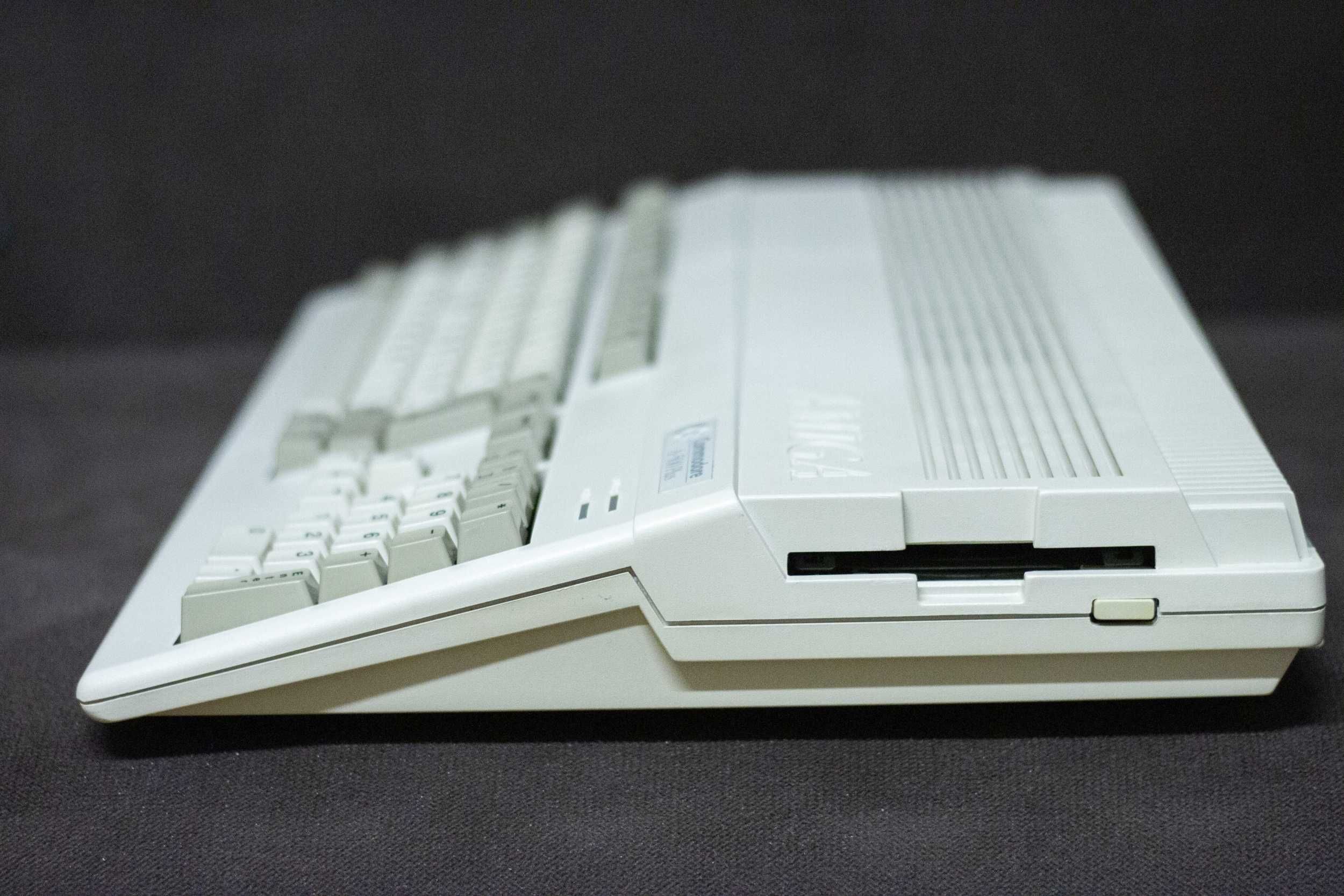 Amiga 500 + zasilacz + mysz + 2 x joystick + dyskietki