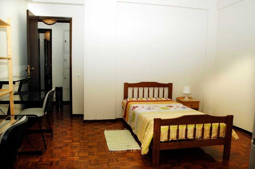 Quarto Feminino para estudantes junto ao metro - Lumiar