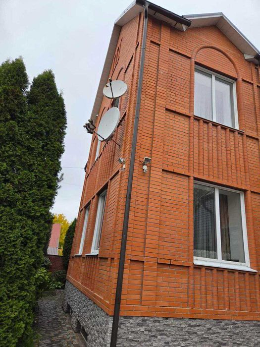 Продам двоповерховий будинок 260 кв м