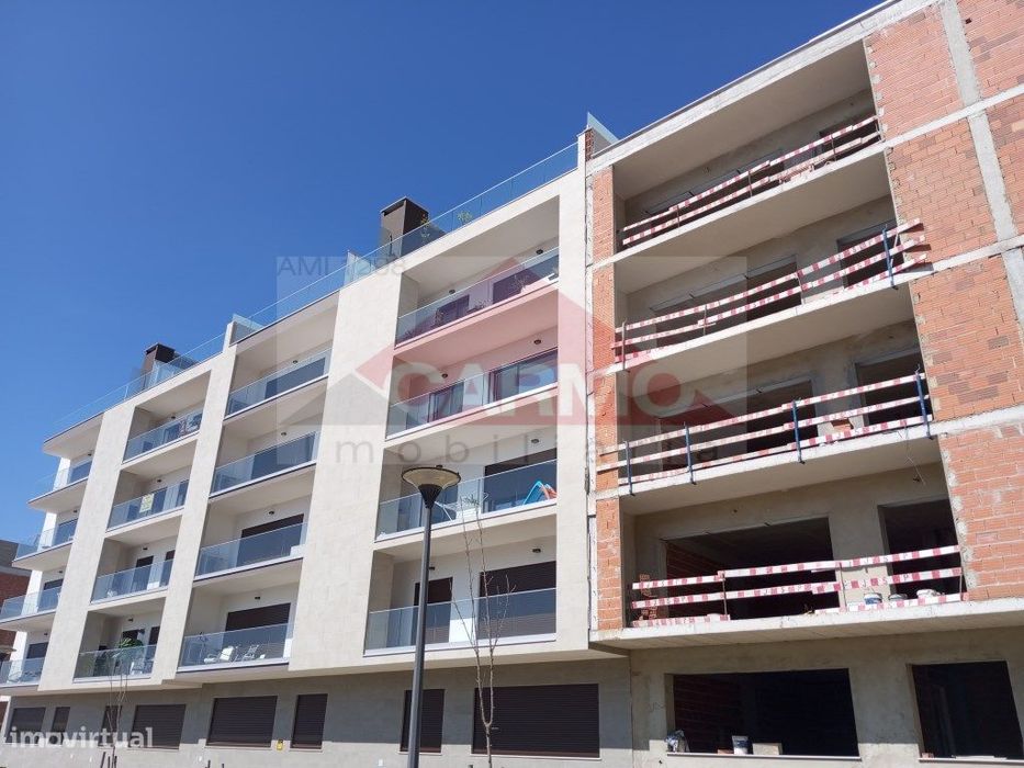 Duplex T3+1 Novo com Excelentes Acabamentos, parqueamento e Arrecad...