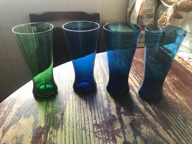 Conjunto de 4 copos altos coloridos para cerveja (vintage)