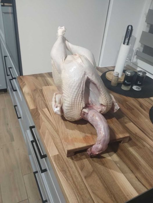 Tuszka z indyka chowana na zbożu i ziemniakach