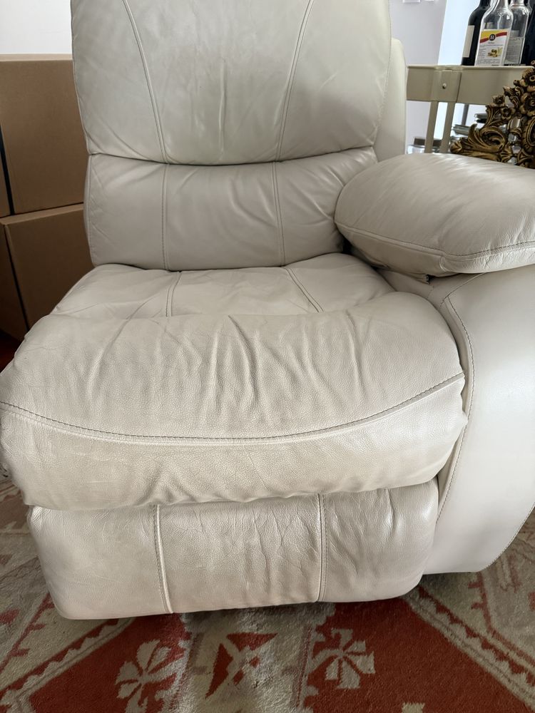 Sofa beje de pele 3 lugares
