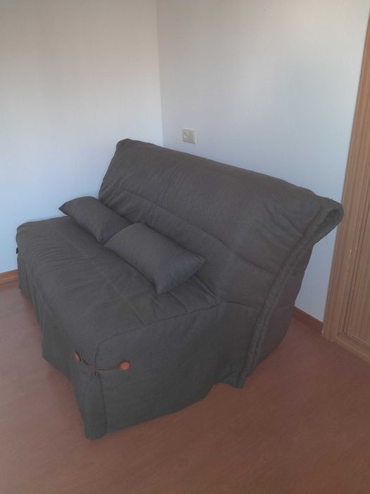 Sofá  cama com espaço para  arrumação