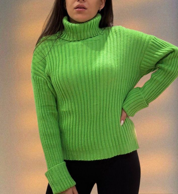 Жіночий светр .Салатового відтінку