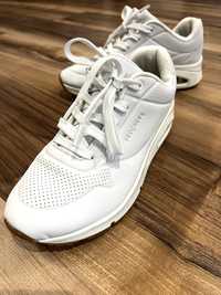 Buty białe Skechers, białe adidasy sportowe