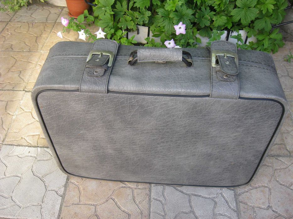 Продам чемодан на колесах