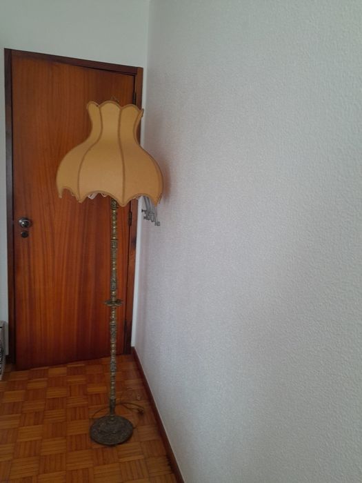 Candeeiro de pé alto