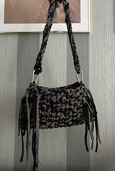 Czarno-szara torebka wykonana na szydełku