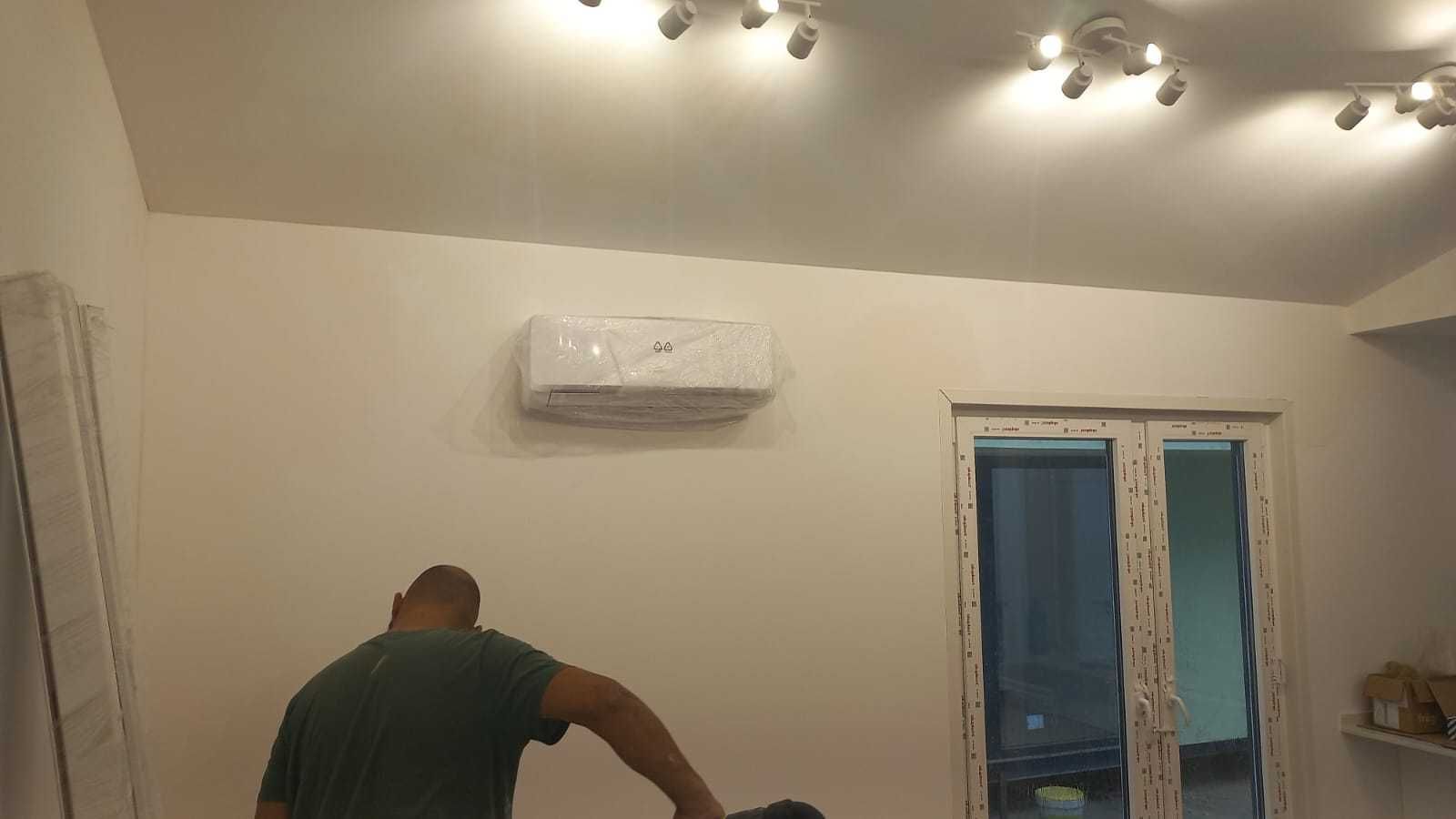 Trolha e pintor assentamento de azulejo tijoleira e pintura
