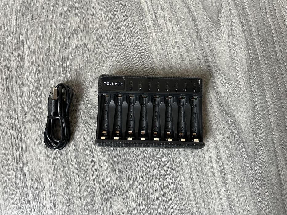 Зарядний пристрій для батарейок типу АА і ААА