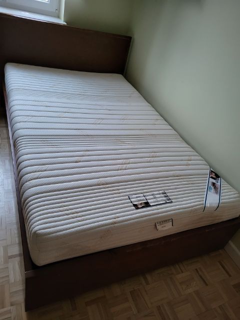 łóżko z regulowanym stelażem i materac