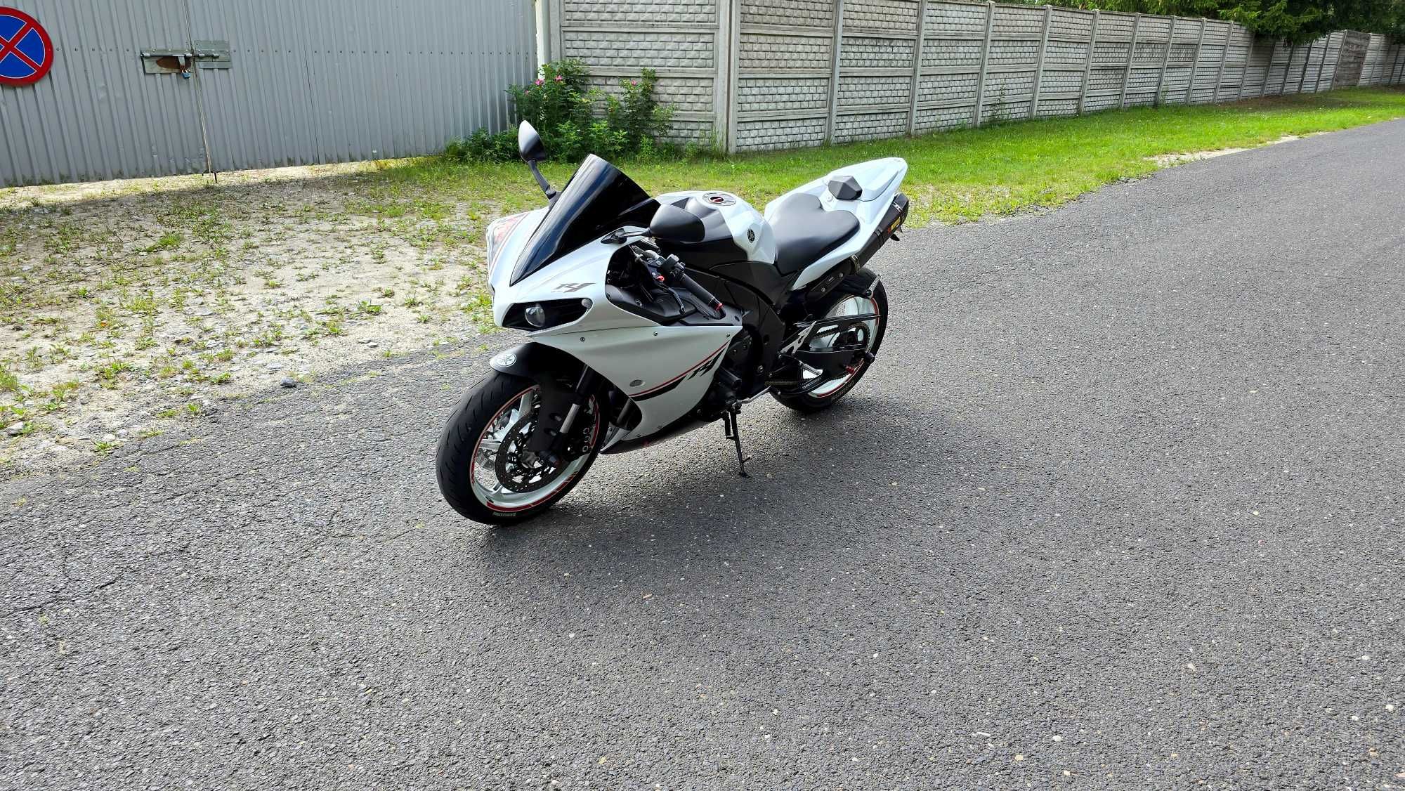 Yamaha R1 RN22 2014 Polift