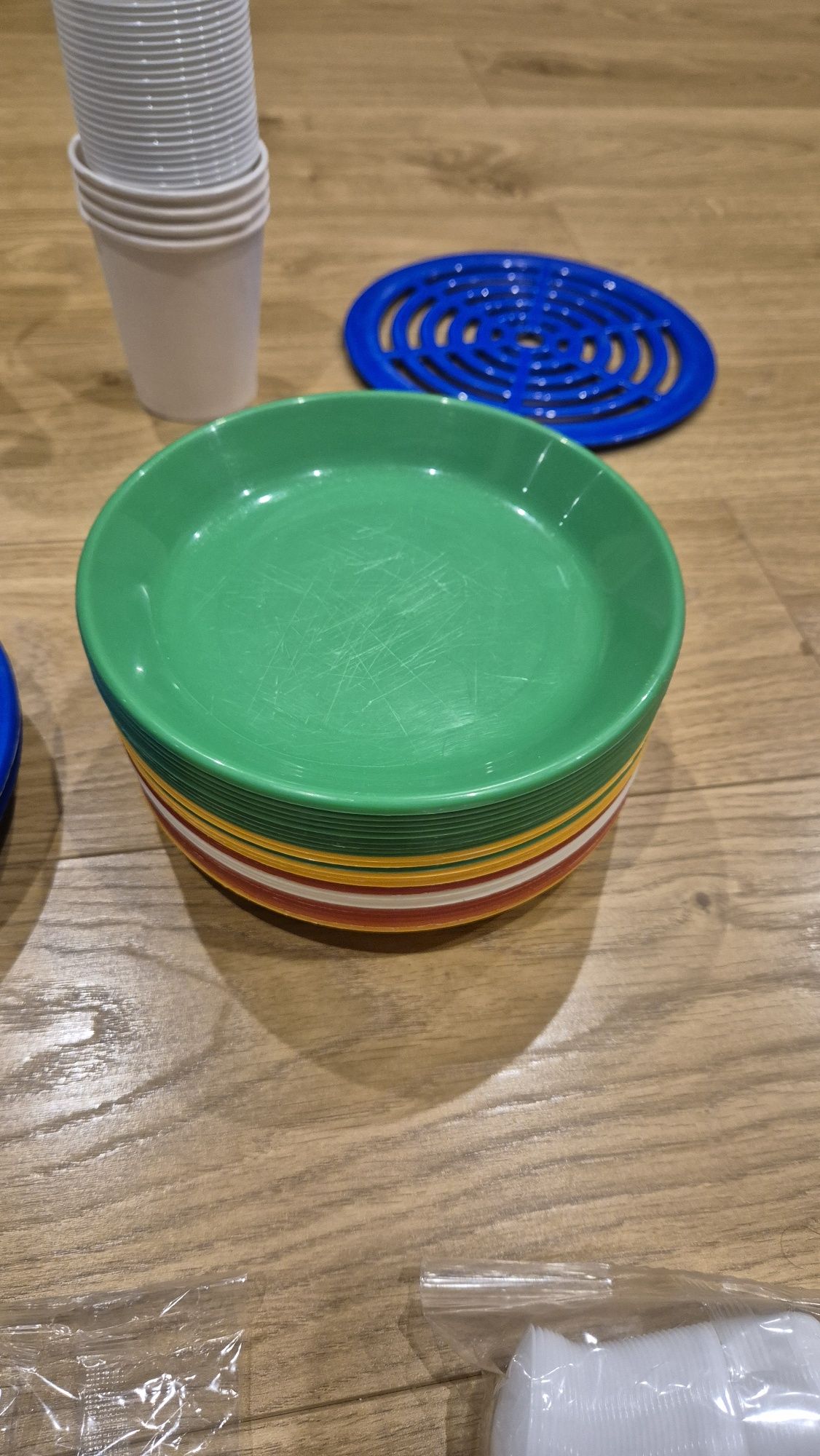Komplet plastikowych naczyń ogrodowych na grila
