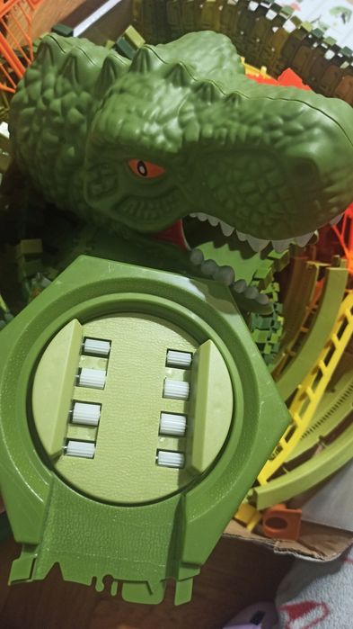 Mega Race Track, Zabawka samochodowa z motywem dinozaurów