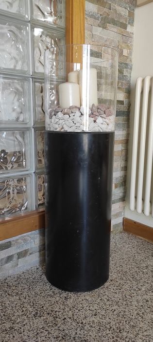 Peça decorativa composta por pé metálico e vidro