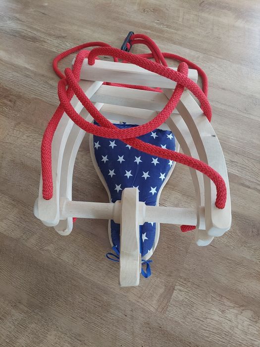 Huśtawka drewniana dla małego dziecka