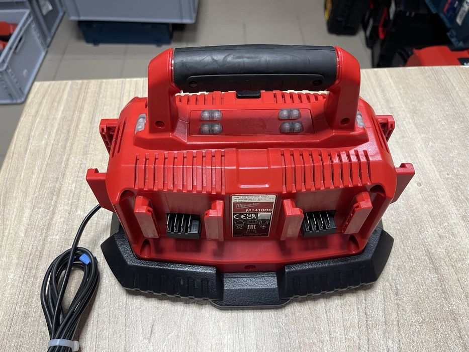 Milwaukee M1418C6 / зарядний пристрій Мілвокі на 6 портів