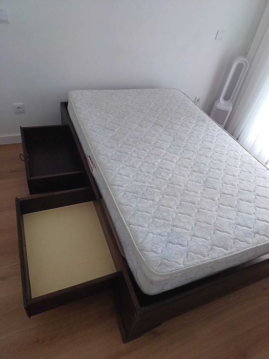 Cama sommier em madeira de castanho maciça