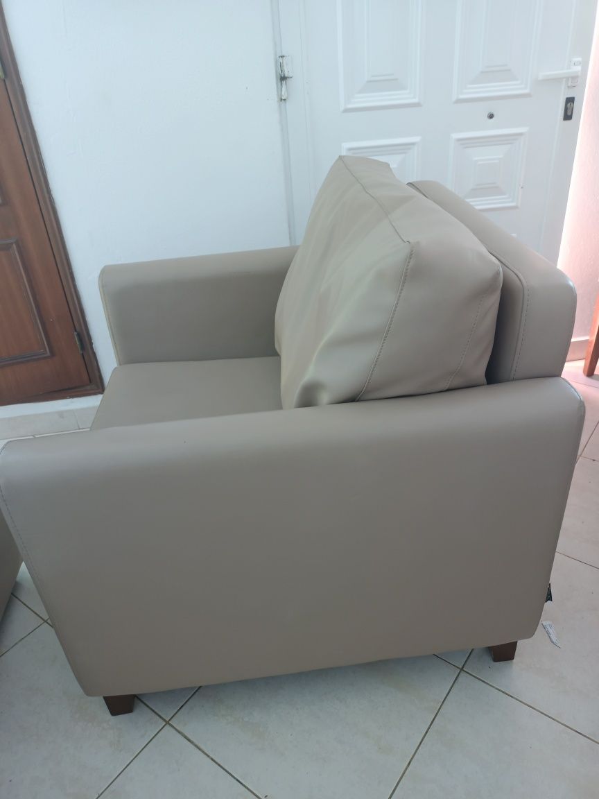 poltrona bege couro artificial