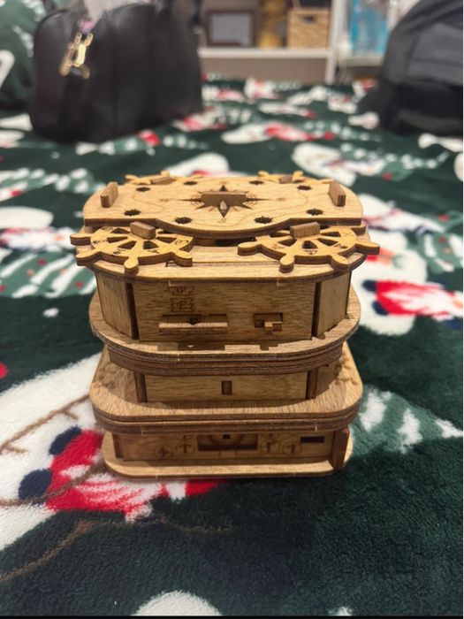 ClueBox intacta e bem estimada.