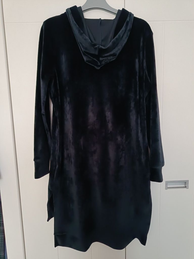 Welurowa czarna sukienka dresowa z kapturem Polka