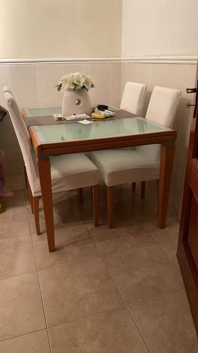 Mesa de vidro extensível e 4 cadeiras
