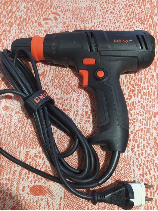 Єлектричний шуруповерт Дніпро М