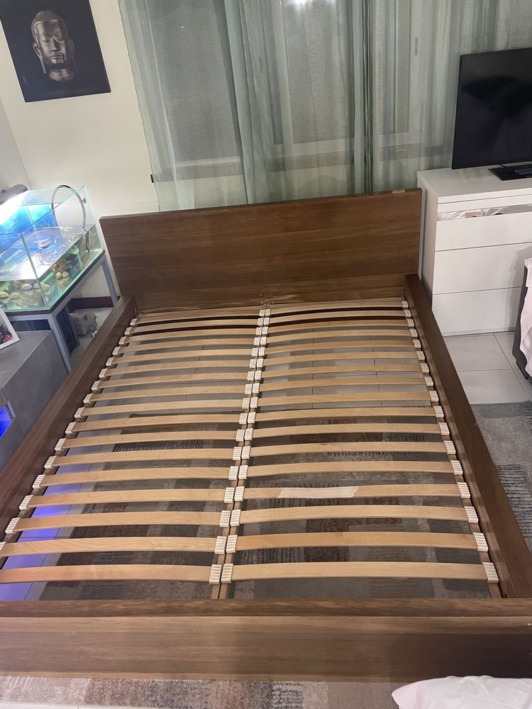Cama c/ estrado e c/ mesinhas de cabeceira