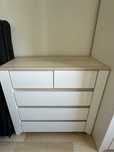 Komoda biel z drewnem