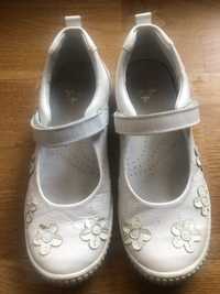 Prawie nowe białe  buty do komunii firmy GASPAR  nr 35