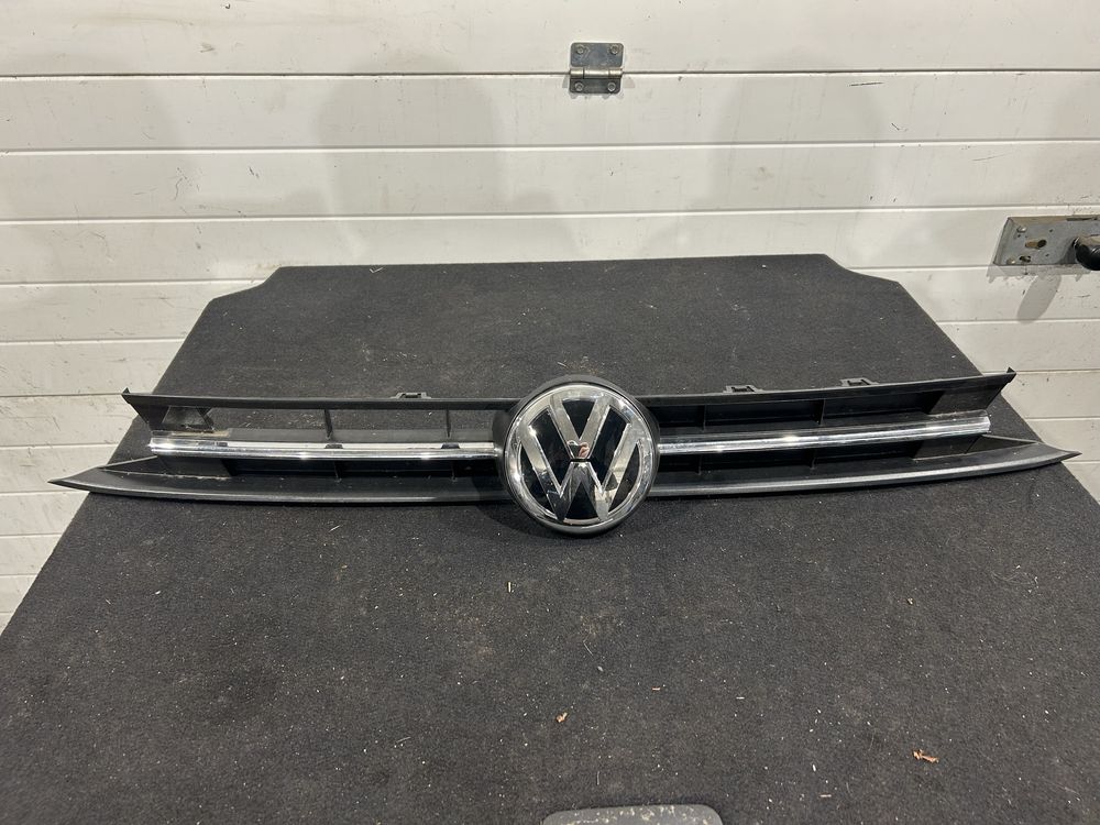 VW Polo 2g przed lift grill atrapa znaczek pod radar